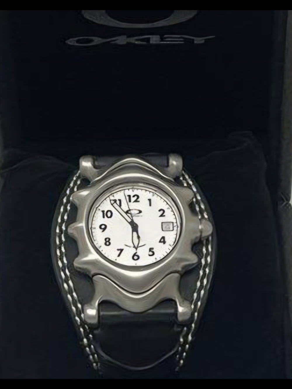 Vintage Oakley Saddleback Watch - White Dial, Honed Stainless Steel Box/Manual - Picture 4 of 16